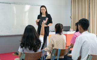 全方位外籍英語老師生活照護與排課然後行政支援